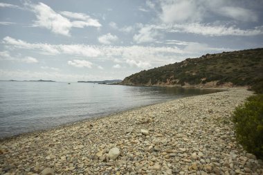 Sardunya'nın doğal defne nelsud içinde çakıl taşları doğal plaj yapılmış.