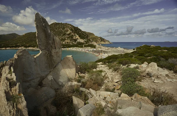 Widok Plaży Punta Molentis Góry Naturalne Skalistym Cyplu Latem — Zdjęcie stockowe