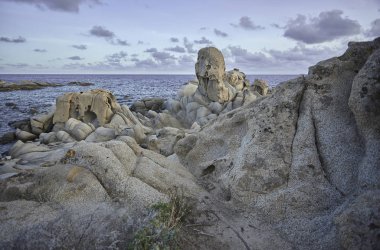 Bu toprakların tipik onun şekillerle granit kaya oluşumları ile Sardunya güney kıyılarının Panorama.
