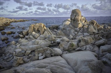 Güney sahil Sardunya, deniz ve öğeleri ile şekillenen granit kaya tarafından kurulan güzel uçurum.