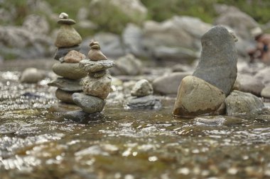 Sardunya 'daki Sa Stiddiosa' nın doğal damlacıklarında akan bir derenin ortasında taş ve çakıl yığınları..
