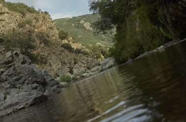 Sa Stiddiosa 'nın Sardunya' nın göbeğindeki manzarası, dağlardaki çeşitli kayaların oluşturduğu bitki örtüsüyle kaplı kaya yüzeyidir..