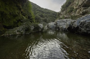 Sardunya 'nın göbeğindeki Sa Stiddiosa' nın doğal damlasından beslenen küçük bir doğal havuz..