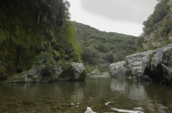 Vodní Tok Uprostřed Hor Lokalitě Stiddiosa Sardinii — Stock fotografie
