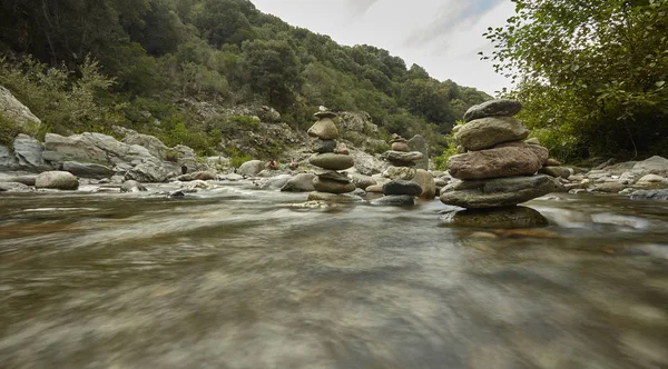 Ruscello Montagna Con Pile Rocce Movimento Dell Acqua Con Effetto — Foto Stock