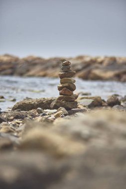 Kayalık Beach'deki bir kaya yığını dikey çekim: barış ve meditasyon zen sembolü.