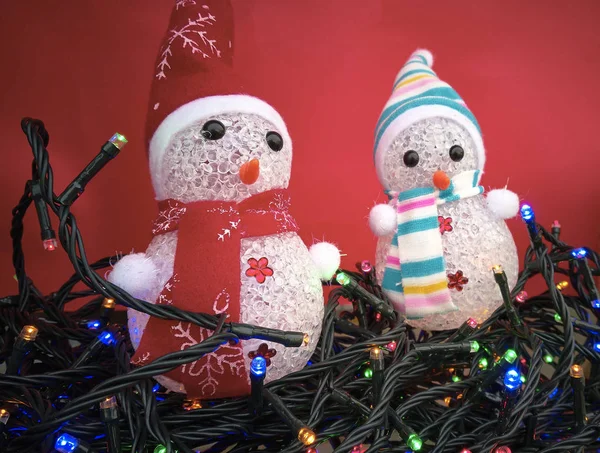 Dvojice Malí Sněhuláci Jako Vánoční Ozdoby Moři Barevné Vánoční Osvětlení — Stock fotografie