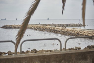 Akdeniz Gemi ufukta hareket ile bir korkuluk tarafından filtre buzlu Pier.
