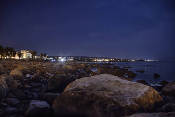 Panorama Kamienistej Plaży Civitavecchia Włoszech Tle Miasta Nocy — Zdjęcie stockowe