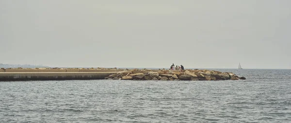 School Boardwalk Overlooking Sea Some People Watching Sea — Stock Photo, Image