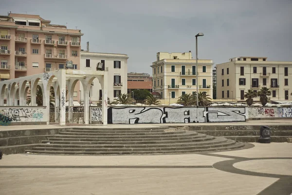 Mały Kwadrat Nad Morzem Mostu Portykami Zdegradowanych Zniszczony Przez Graffiti — Zdjęcie stockowe