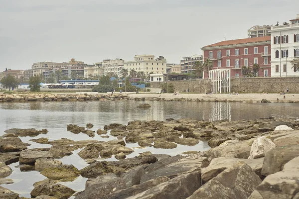 Plaża Klify Miasta Civitavecchia Włoszech Pochmurny Dzień — Zdjęcie stockowe