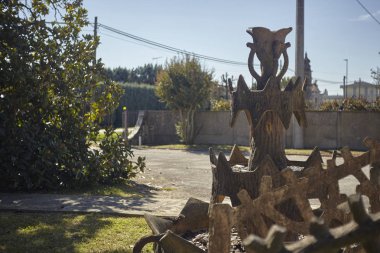 Çeşitli süslemelerle donatılmış, içinde, sert ve kalın ipekliden üretilmiş bir bahçe....