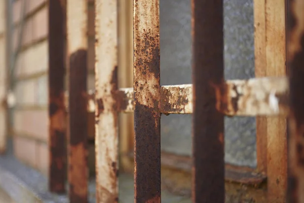 Detail Einer Rostigen Und Korrodierten Fensterstange Ein Beispiel Für Die — Stockfoto