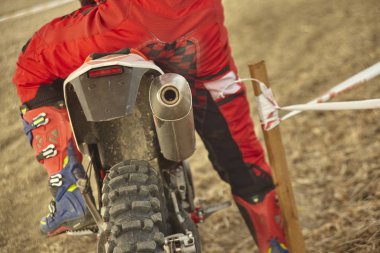 Bir çapraz bisikletin arka tarafı eyerli bisikletle yarışa hazır.