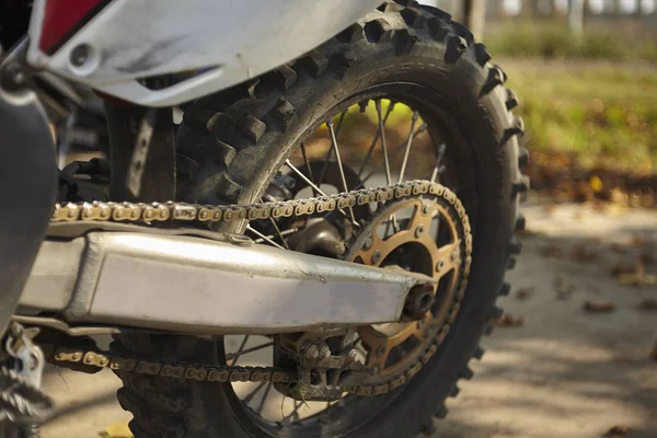 Rueda Trasera Motocross Con Cadena Brazo Primer Plano —  Fotos de Stock