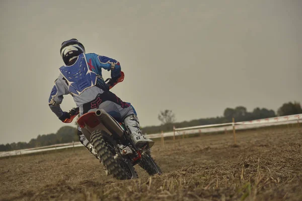 Cavalier Enduro Pris Par Derrière Alors Fait Face Une Courbe — Photo