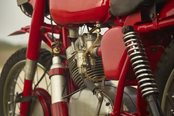 非常に古いビンテージ バイクのエンジンとサスペンション キャブレターおよび様々 な機械部品の表示の詳細 — ストック写真