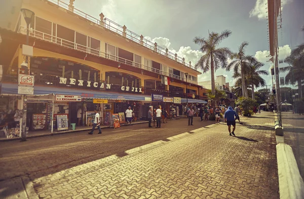 地元のレストランや人々の午後の移動を含むプラヤデルカルメンの中心部の通り — ストック写真
