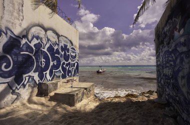 Meksika 'daki Playa del Carmen plajına giden bir çok duvar yazısıyla dolu bir ara sokaktan..
