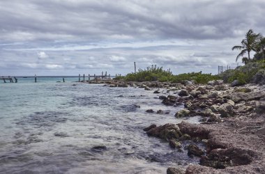 Meksika 'nın Maya Rivierası' ndaki Xpu-Ha plajı bulutlu bir günde: Karayip sahillerinin tipik muhteşem bir manzarası.