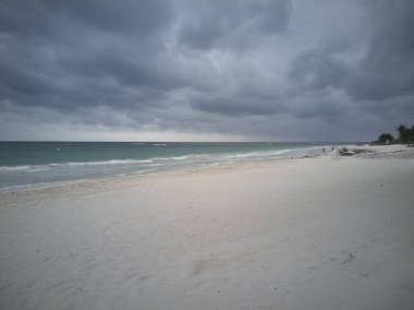 Fırtınada Meksika 'daki Xpu-Ha plajı manzarası.