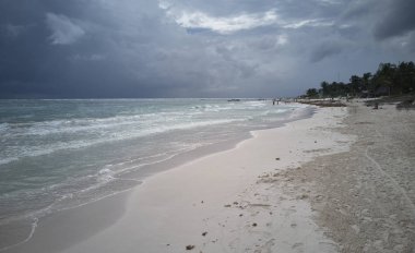 Karanlık gökyüzü Meksika 'daki Xpu-Ha plajında fırtına vadediyor..