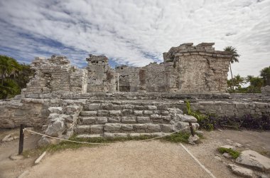 Tulum harabelerindeki bir Maya tapınağının önü..