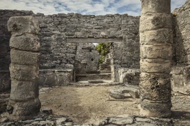 Meksika 'daki Tulum kompleksinin Maya tapınağının sütunlarının ayrıntıları..