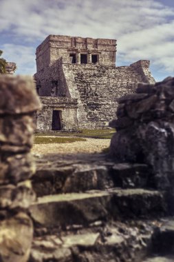 Tulum 'un Maya kompleksindeki fresklerin tapınağı, gün batımında Meksika' da çekildi. Dikey Çekim.