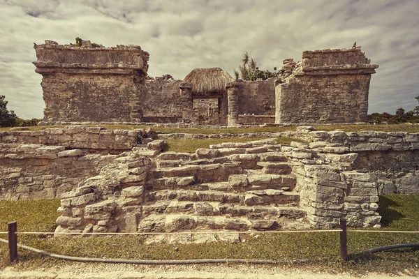 Egy Kis Maja Templom Maradványainak Megtekintése Tulum Komplexumban Mexikóban Naplementekor — Stock Fotó