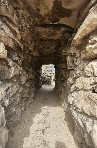 石レンガの壁を持つ小さなトンネルは メキシコのトゥルム遺跡の壁の間の通路を作成します — ストック写真
