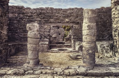 Meksika 'daki Tulum kompleksinin Maya tapınağının sütunlarının ayrıntıları..