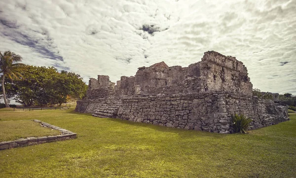 Ruinas Del Edificio Maya Inmersas Prado Verde Vista Algunas Partes —  Fotos de Stock