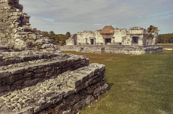 Ruinas Del Edificio Maya Inmersas Prado Verde Vista Algunas Partes —  Fotos de Stock