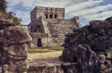 Tulum 'un Maya kompleksindeki fresklerin tapınağı, gün batımında Meksika' da çekildi.. 