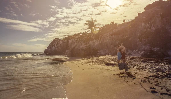 Пара Хлопців Які Обіймають Один Одного Пляжі Тулума Мексиці Після — стокове фото