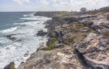 Meksika 'daki Isla Mujeres adasında deniz manzaralı kayalık kıyı şeridi.
