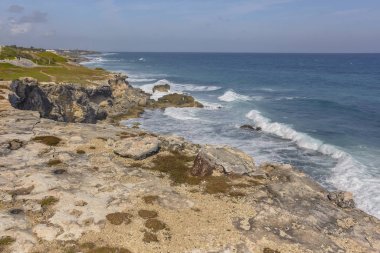 Meksika 'daki Isla Mujeres adasında deniz manzaralı kayalık kıyı şeridi.