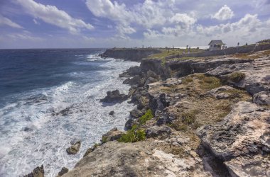 Meksika 'daki Isla Mujeres adasında deniz manzaralı kayalık kıyı şeridi.