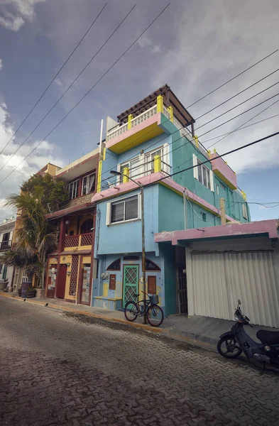 墨西哥妇女岛附近的街景 你可以看到形成这个美丽的加勒比海岛城市化的宫殿和彩色房屋 垂直拍摄 — 图库照片