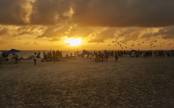 Silouette Ludzi Oglądających Zachód Słońca Plaży Isla Mujeres Meksyku — Zdjęcie stockowe