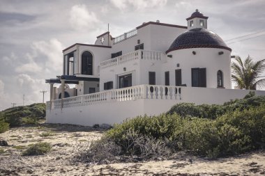 Meksika 'daki Mujeres Adası' nın sahillerinden birine inşa edilmiş küçük bir ev..
