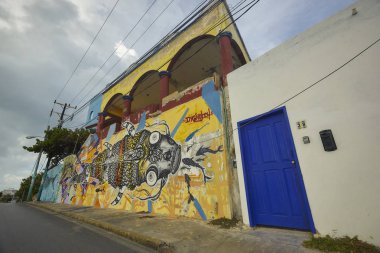 Meksika 'daki Isla Mujeres' de duvar yazısıyla süslenmiş eski bir konak.