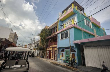 Meksika 'daki küçük bir ada olan Isla Mujeres' in manzarasını küçük mavi bina açıyor..