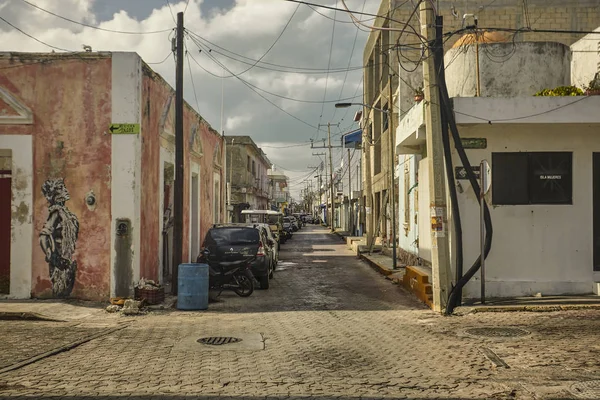 Meksika 'daki Isla Mujeres' in fakir mahallelerinin geçidi.