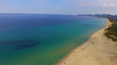 Karayip Denizi yukarıdan drone ile yaz döneminde alınan: bozulmamış doğası ve ideal turistik yer örneği.
