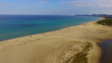 Yukarıdan drone ile yaz süresince alabileceği bir Caribbean Beach görünümü: bozulmamış doğası ve ideal turistik yer örneği.