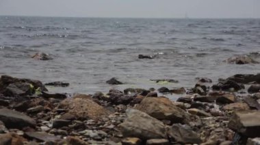 Dalgalar ve uçurumun