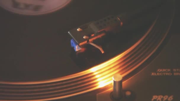 Détail Une Platine Vintage Jouant Dans Une Discothèque — Video